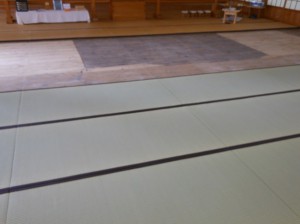 天理教下市分教会の広間の畳、表替えを１５畳持ち帰った後