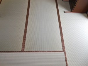 茶系の畳縁の四畳半の和室