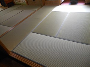 畳を入れ替えた後の和室