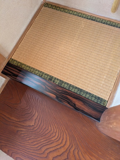 古い床の間の薄縁