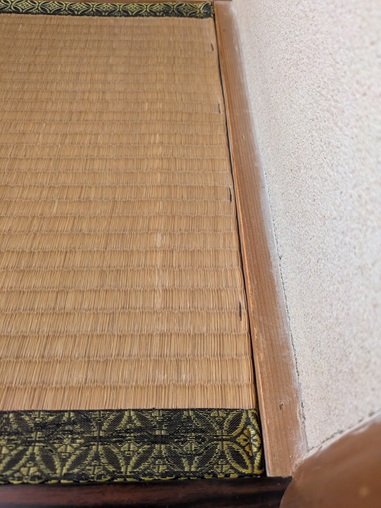 古い床の間の薄縁