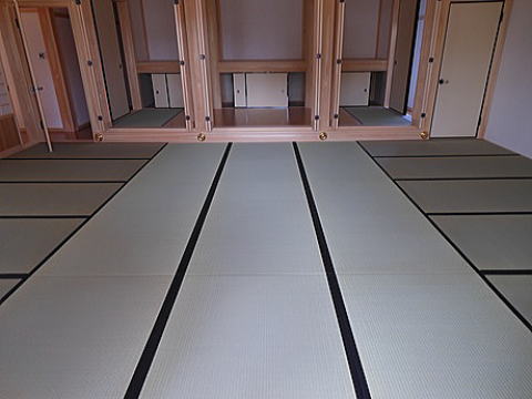 奈良県橿原市でお寺の本堂へ新畳納品