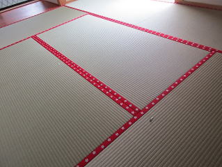 赤い畳縁を付けた畳